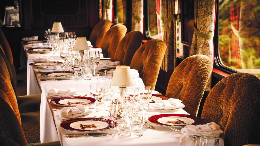 Luxuriöser Speisewagen im Belmond Royal Scotsman auf der Reise durch Schottland