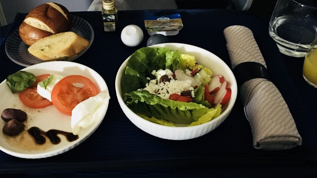 United Polaris Business Class Boeing 767 Essen Vorspeise Salat