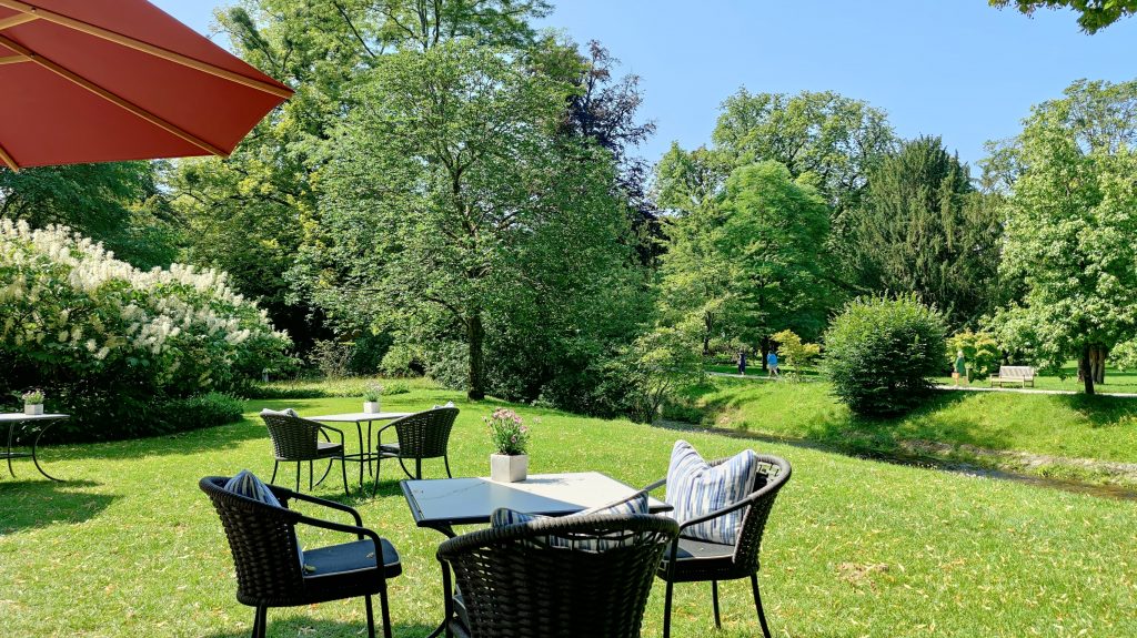 Brenners Park Hotel Baden Baden Fruehstueck Tische Garten