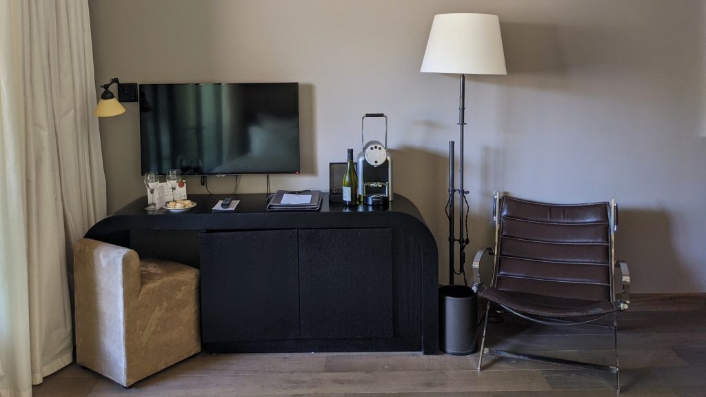 Sideboard mit Fernseher im Schlafzimmer des Domaine de Manville