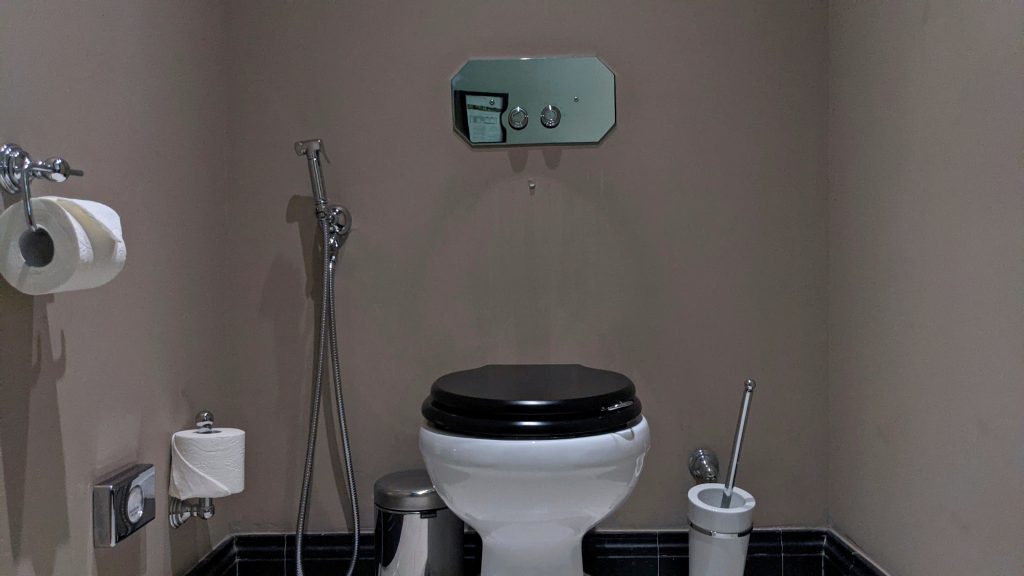 Toilette im Domaine de Manville Badezimmer
