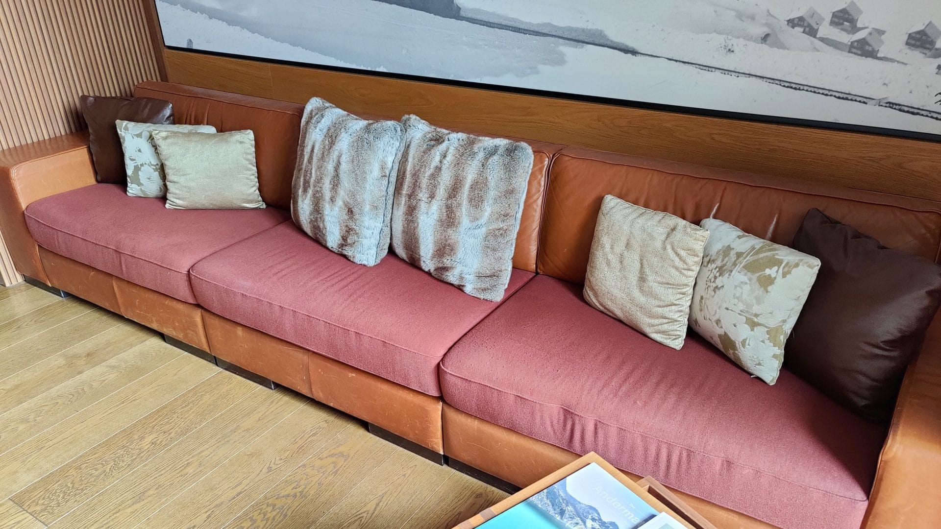 The Chedi Andermatt Deluxe Zimmer Sofa 2