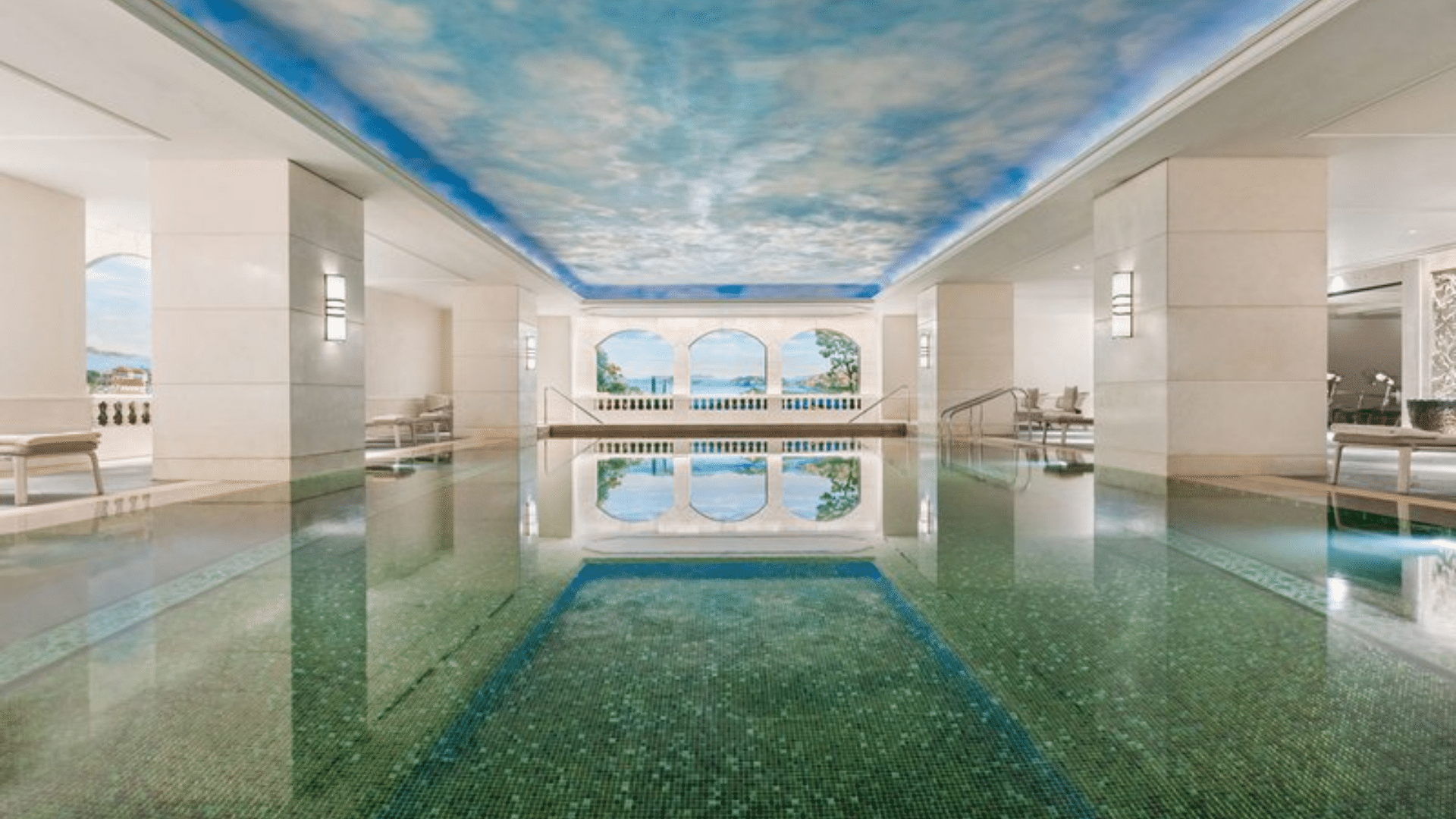 Innenpool mit bemalter Decke im Shangri-La Bosphorus Istanbul
