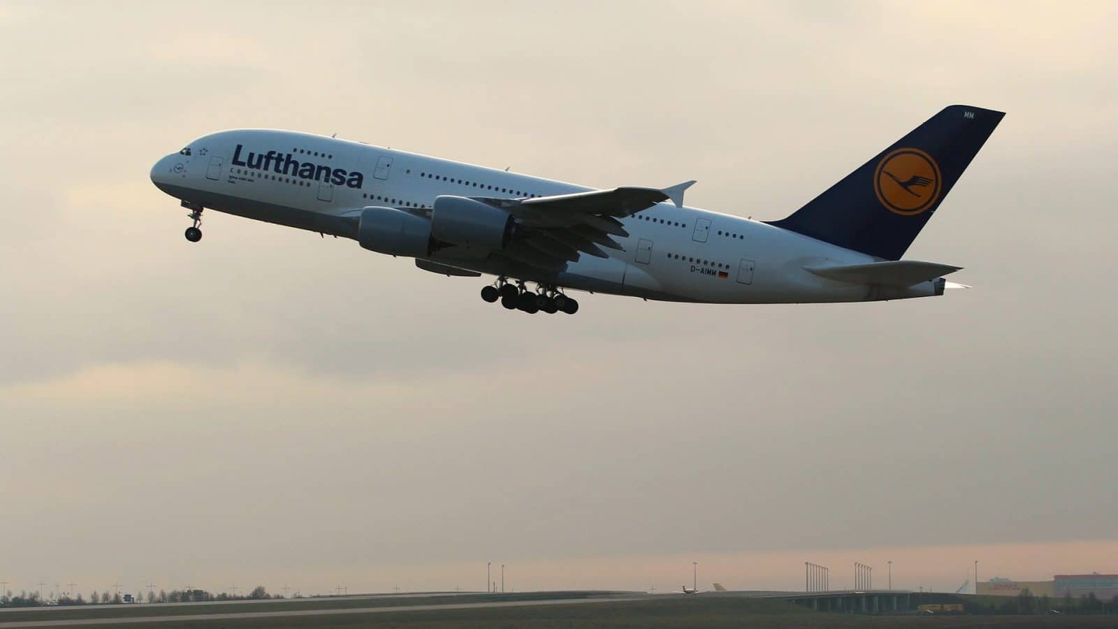Lufthansa Airbus A380 1600x900