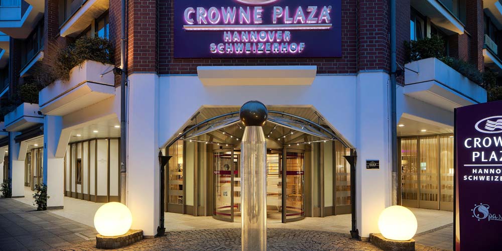 Crowne Plaza Schweizerhof Kennenlernen 3 Eingang Nacht
