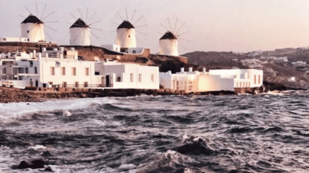 Windmuehlen von Mykonos ueber Klein-Venedig