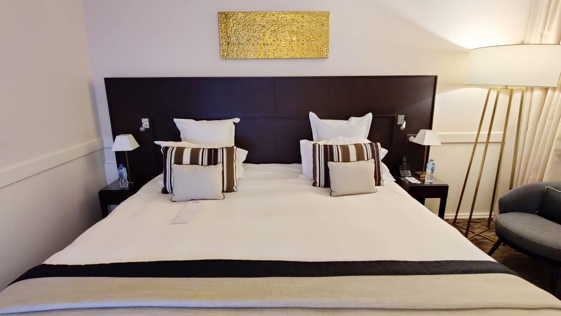 Hotel Barriere Le Gray D'Albion Cannes Zimmer Bett 2