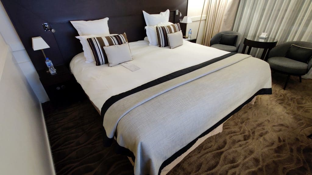 Hotel Barriere Le Gray D'Albion Cannes Zimmer Bett 3