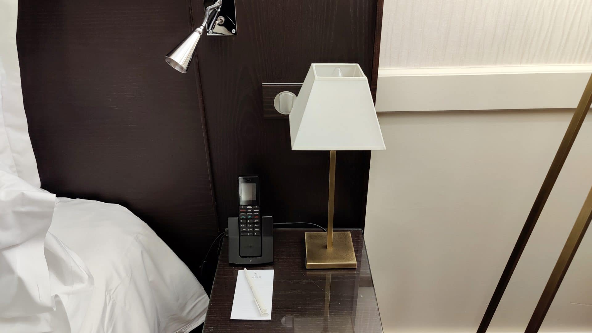 Hotel Barriere Le Gray D'Albion Cannes Zimmer Nachttisch