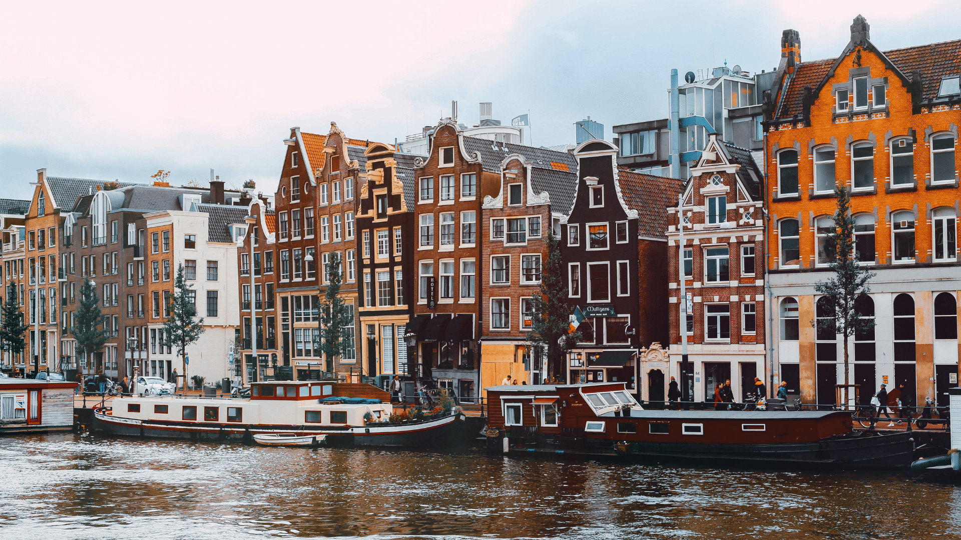 Kanalhaeuser Und Boote Amsterdam