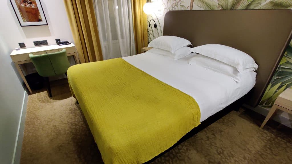 Hotel Verlaine Cannes Zimmer Bett 2