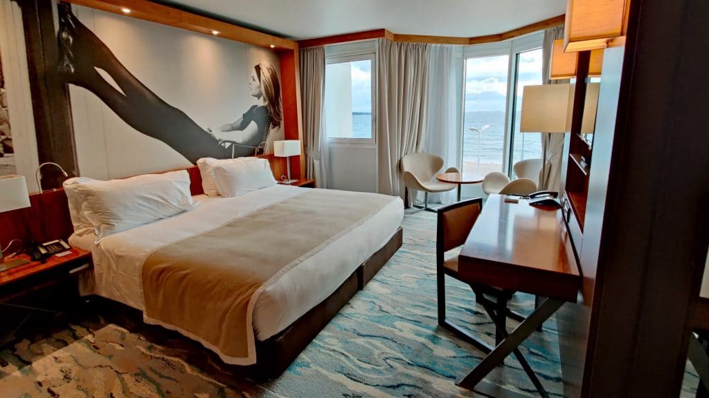 Chambre Deluxe avec vue sur mer au JW Marriott Cannes