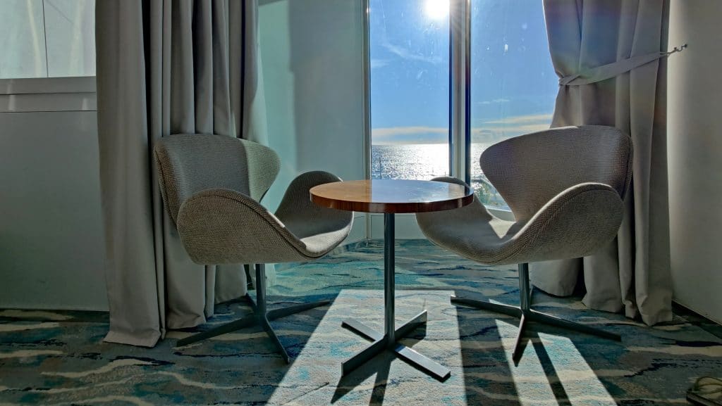 Table dans une chambre Deluxe avec vue sur mer au JW Marriott Cannes