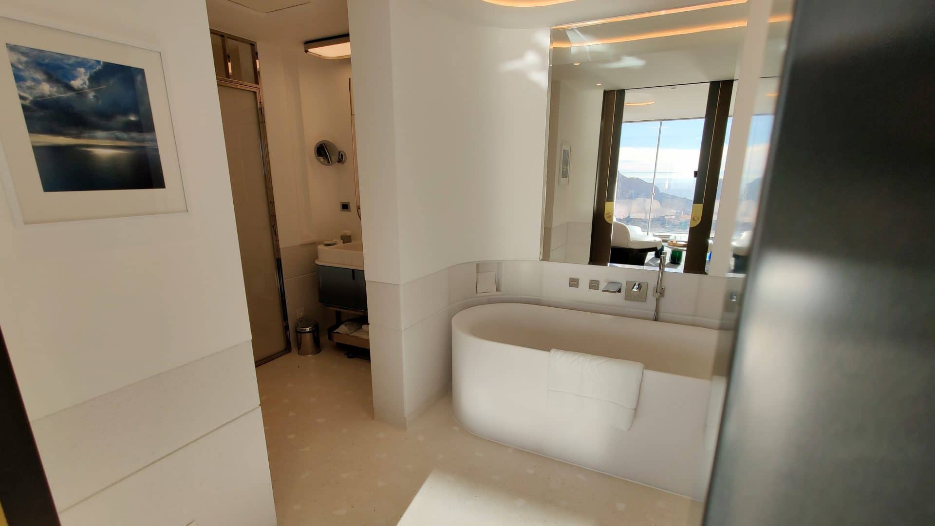 Salle de bain de la suite au Maybourne Riviera