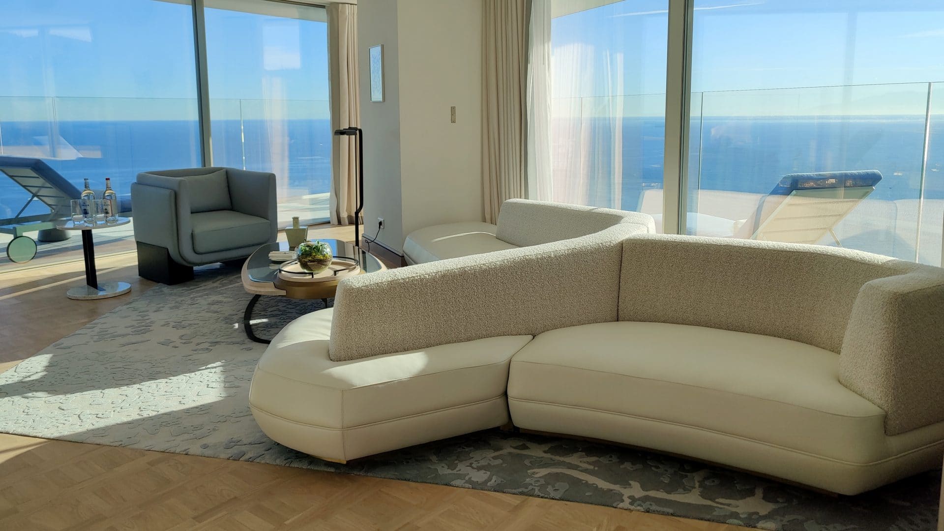 The Maybourne Riviera Suite Wohnzimmer Couch 2