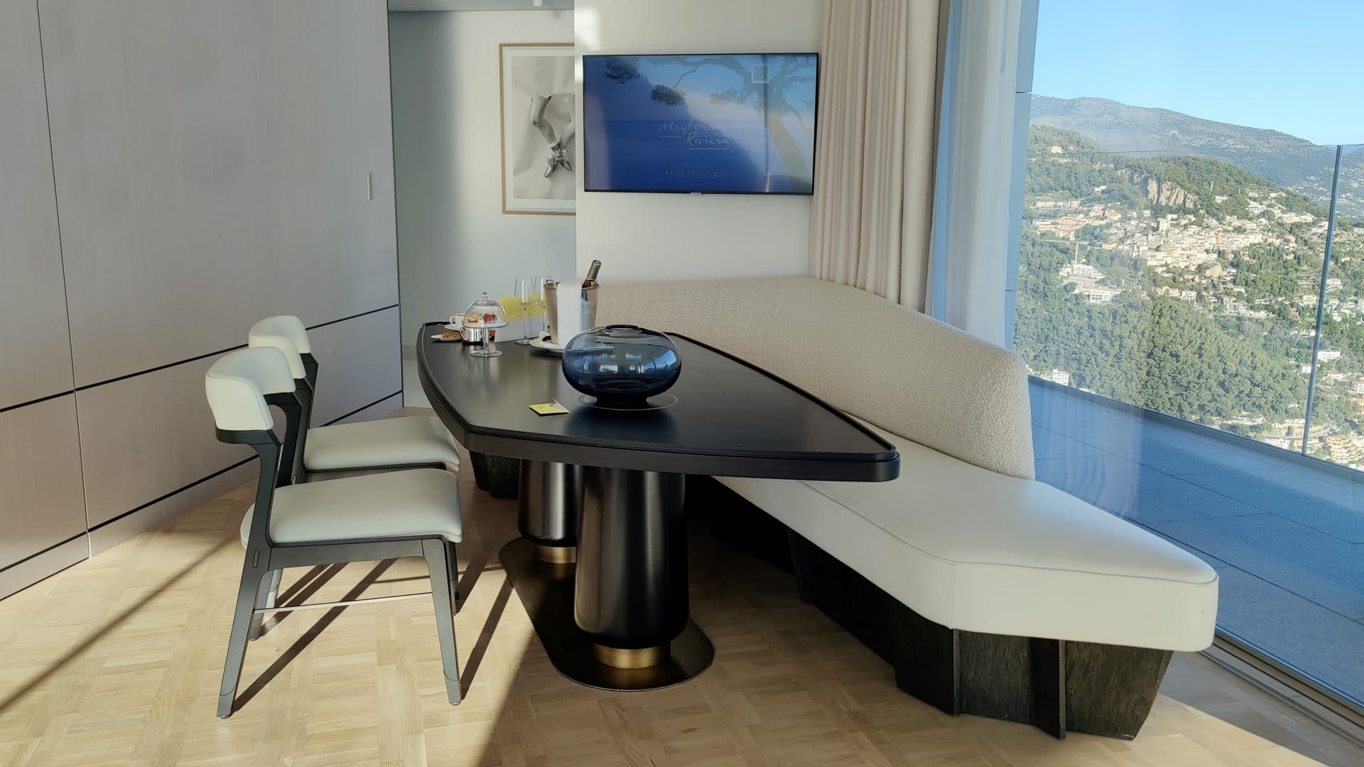 The Maybourne Riviera Suite Wohnzimmer Tisch 