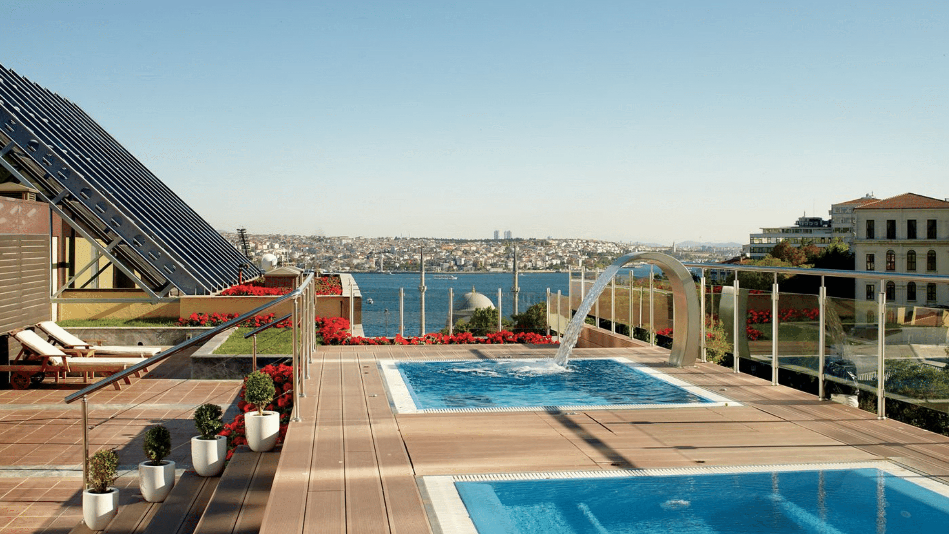 Poolterrasse mit Blick über Istanbul und den Bosporus im The Ritz-Carlton Istanbul