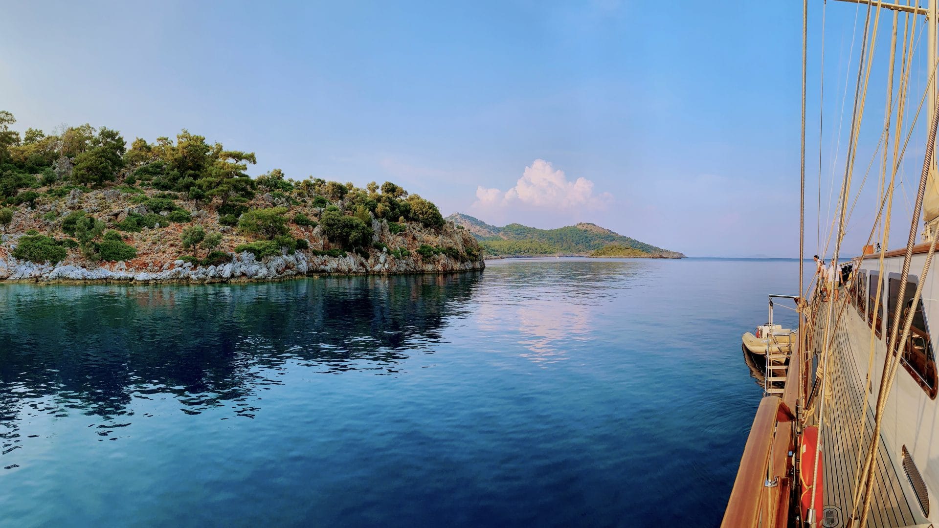 Bewaldete Insel im Mittelmeer vor der Küste der Provinz Antalya, gesehen von einem Segelboot
