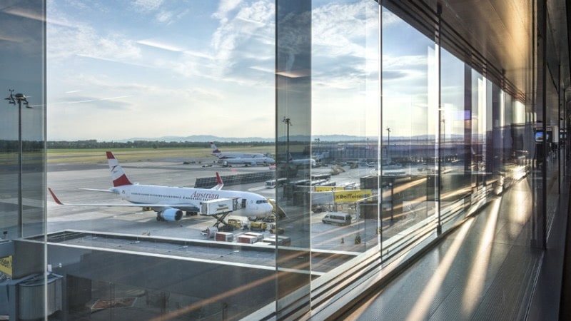 Die Glasfront vom Flughafen Wien