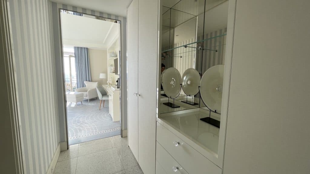 Hotel Martinez Cannes Premium Zimmer Flur Und Spiegel