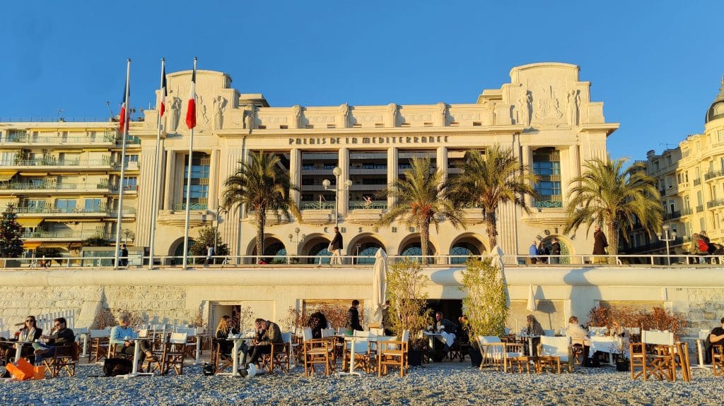 La plage du Hyatt Regency Nice Palais de la Méditerranée