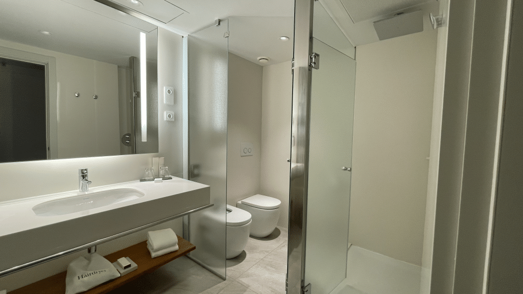 Intercontinental Barcelona Executive Zimmer Badezimmer Dusche Und WC