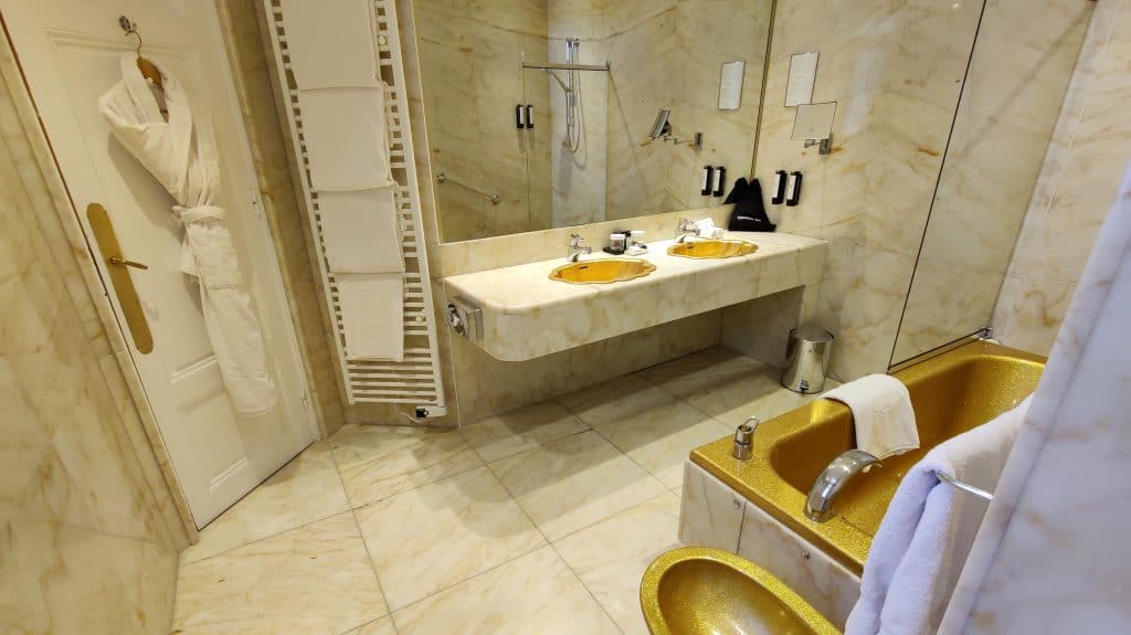 Salle de bain de la chambre Exclusive au Negresco à Nice