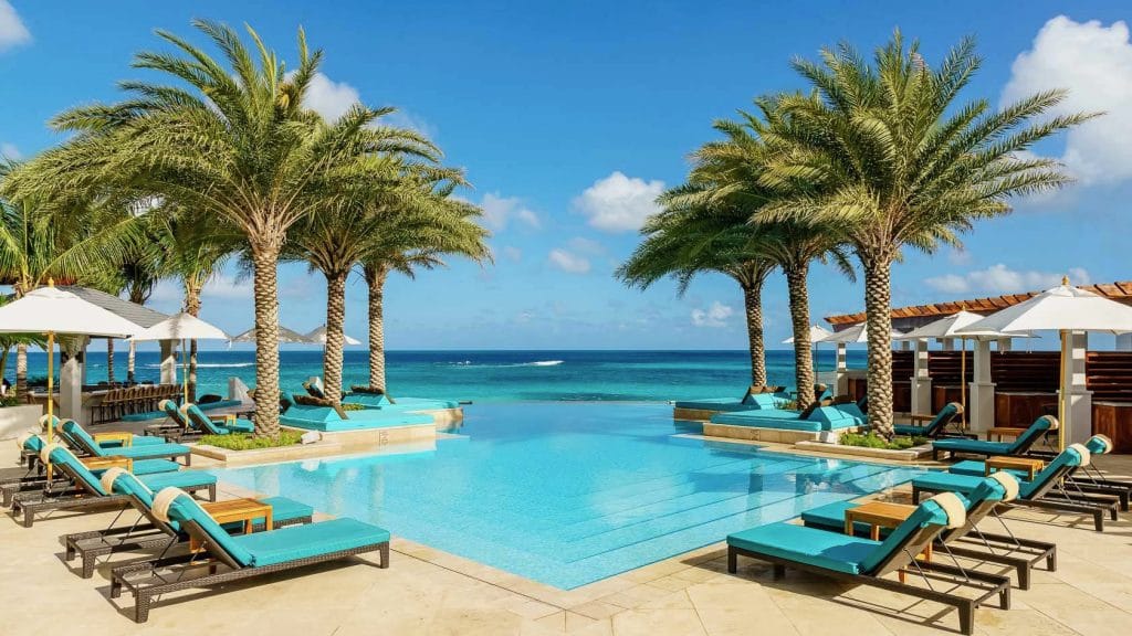 Poolbereich des Zemi Beach House Anguilla mit Blick auf das Meer
