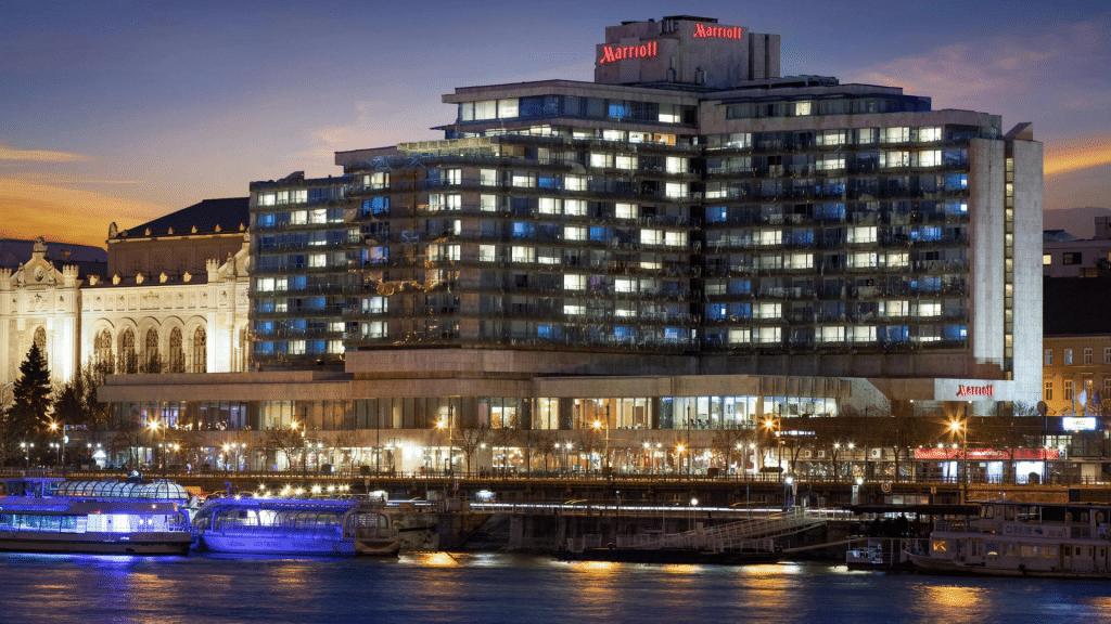 Budapest Marriott Hotel Aussenansicht Abend