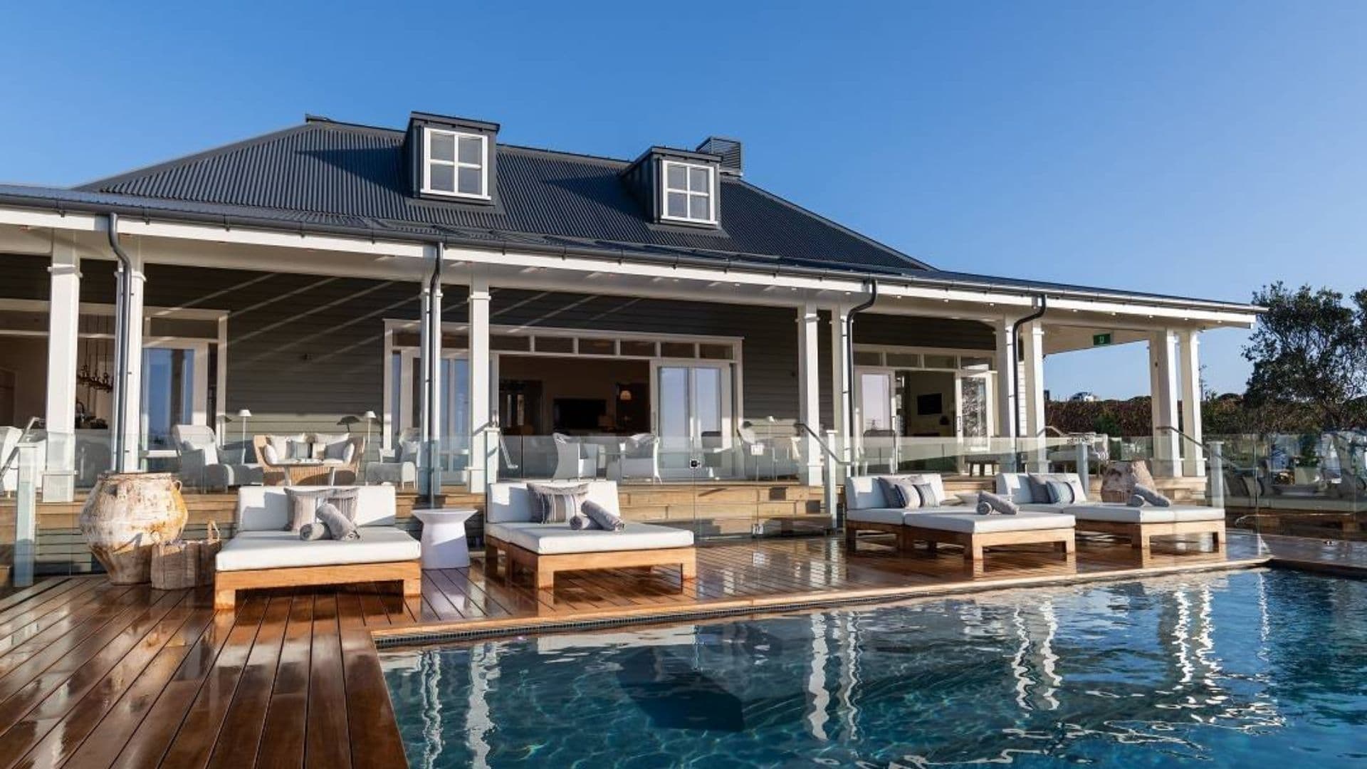 Pool des Rosewood Kauri Cliffs mit Blick auf den Pazifik
