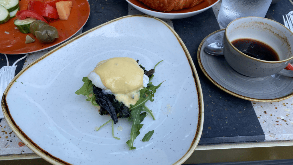 Le Meridien Batumi Fruehstueck Eggs Florentine