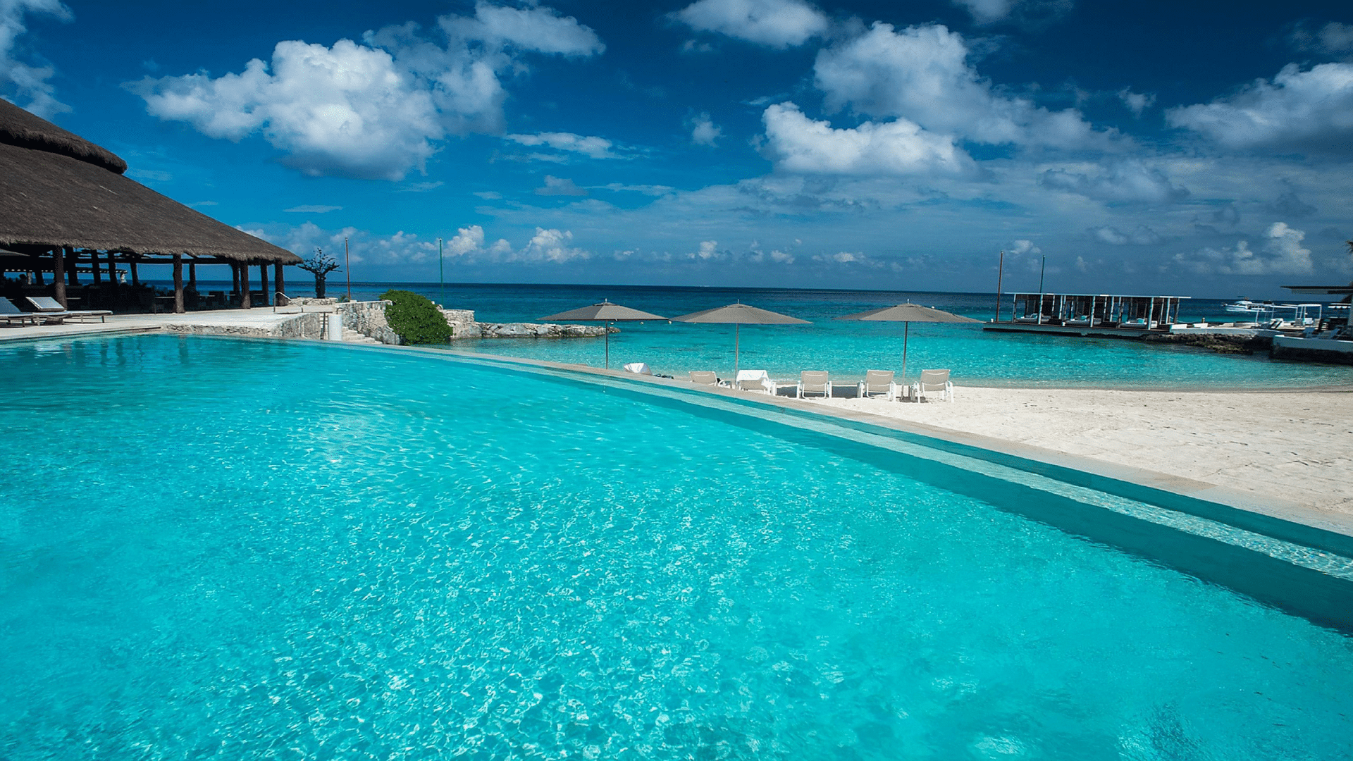 Poolbereich am Wasser im InterContinental Presidente Cozumel Resort