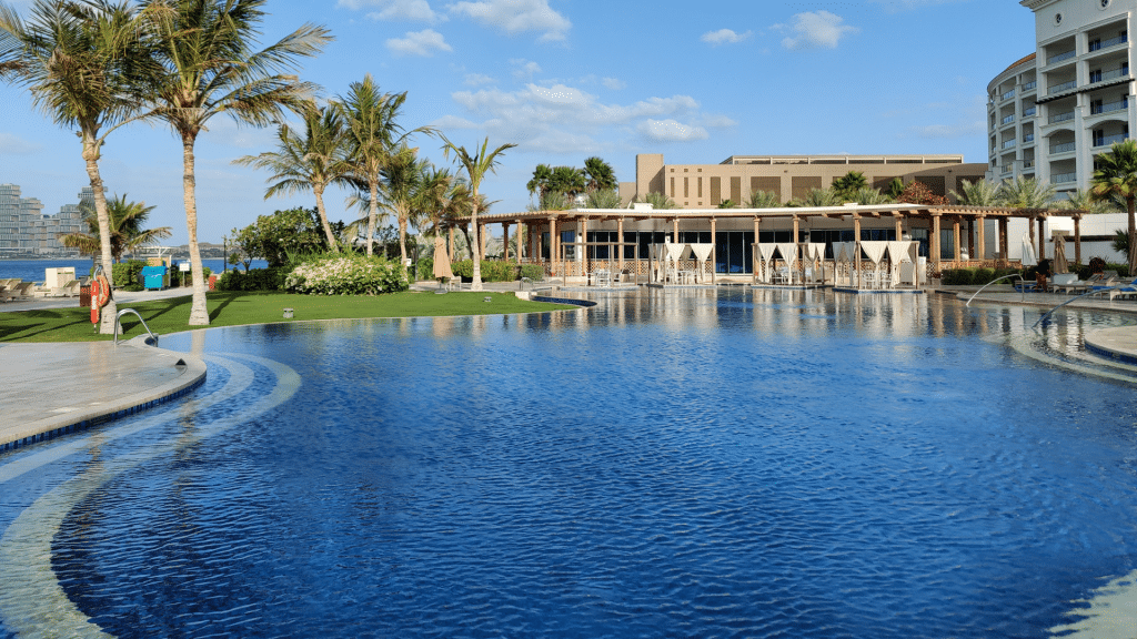 Großer Außenpool im Waldorf Astoria Dubai Palm Jumeirah 