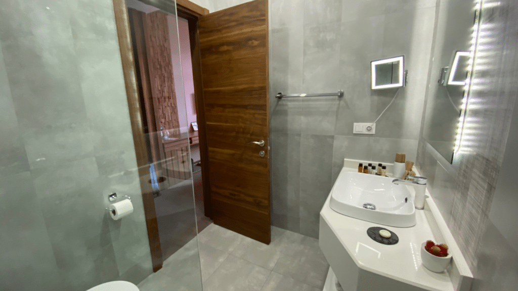 Badezimmer im Mtserlebi Resort 