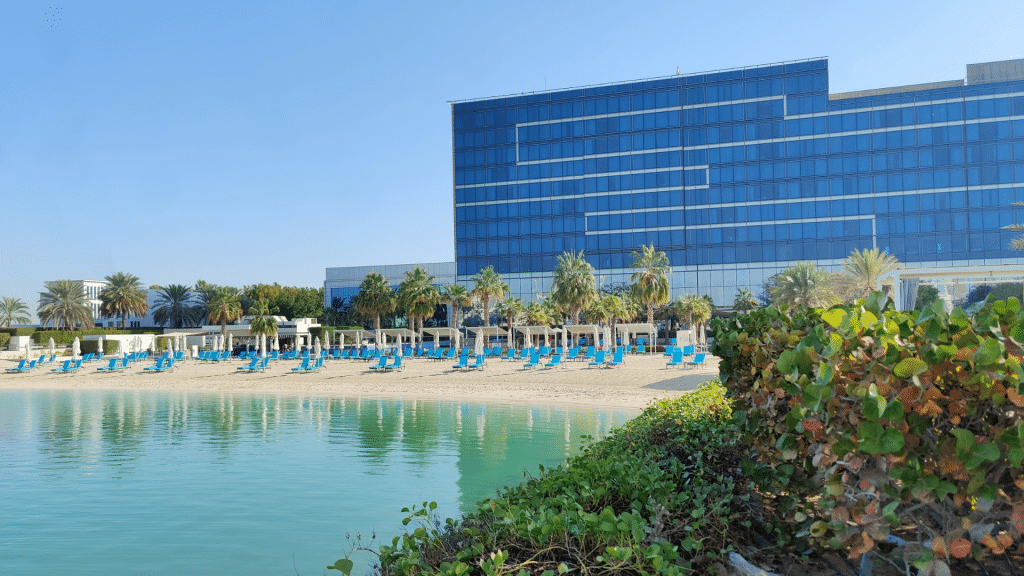 Blick auf den Strand des Fairmont Bab Al Bahr Abu Dhabi