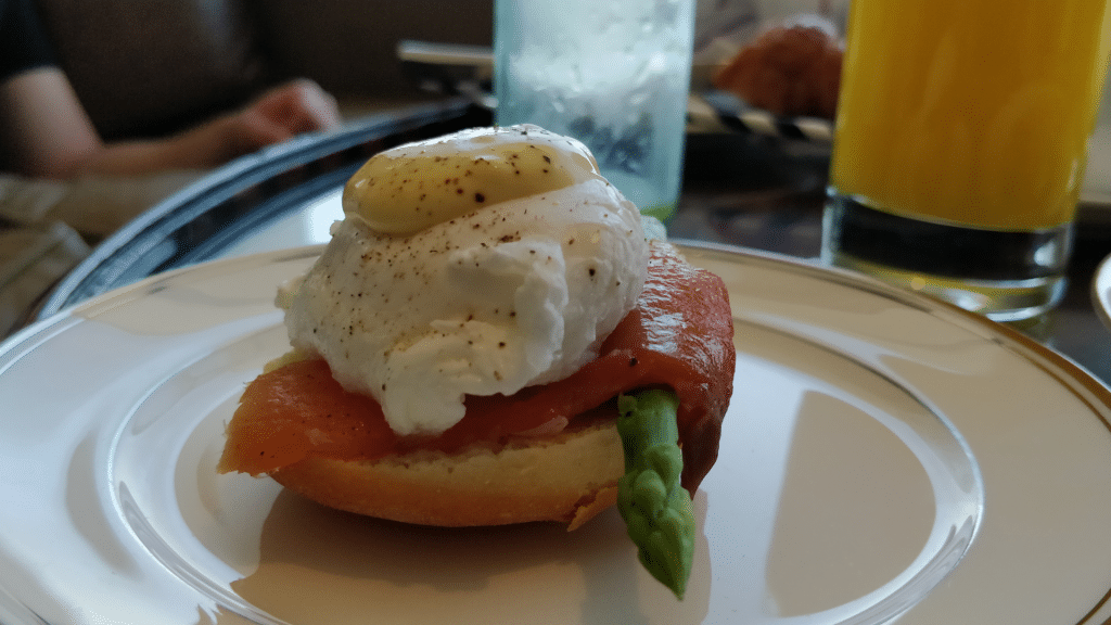 Conrad Dubai Eggs Benedict Mit Lachs Und Spargel Zum Fruehstueck