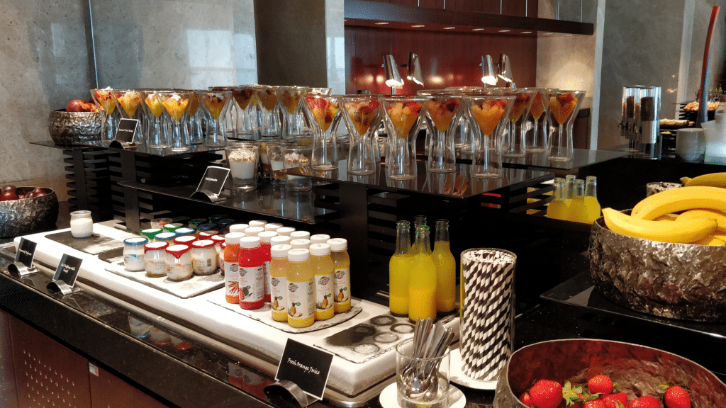 Conrad Dubai Saft Und Joghurtauswahl Beim Fruehstueck