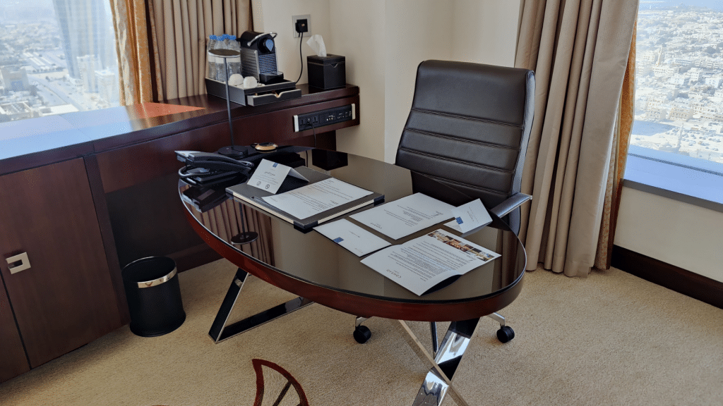 Conrad Dubai Schreibtisch 