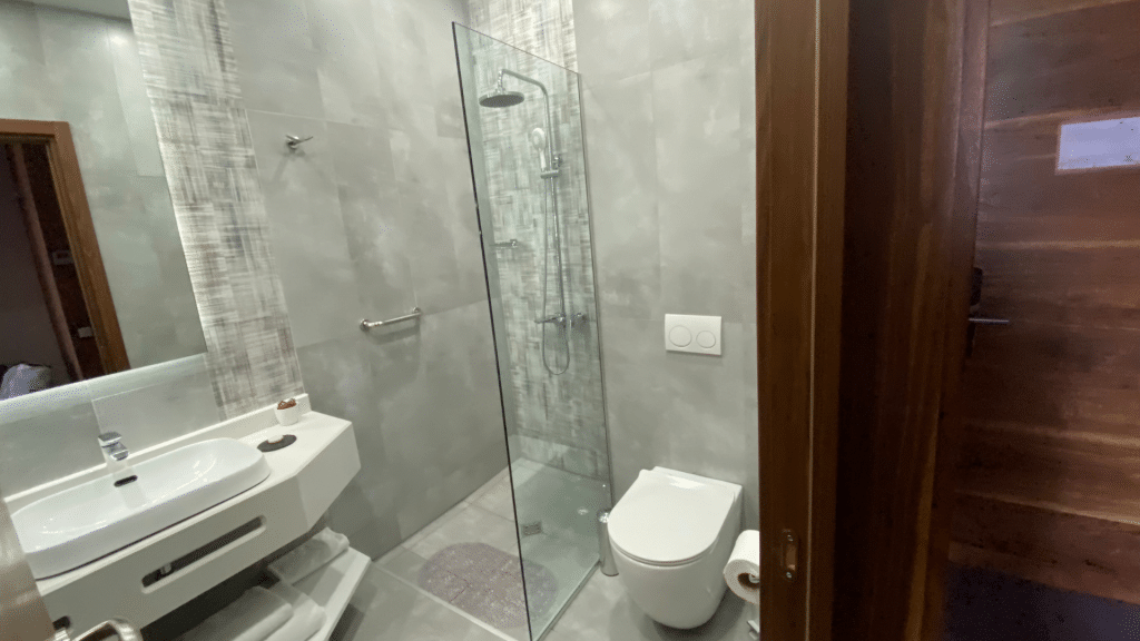 Dusche Und Toilette Im Badezimmer Mtserlebi Resort 