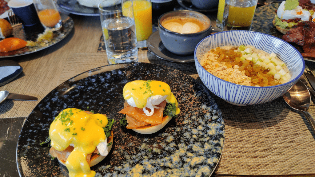 Eggs Benedict mit Lachs vom á-la-carte Menu 