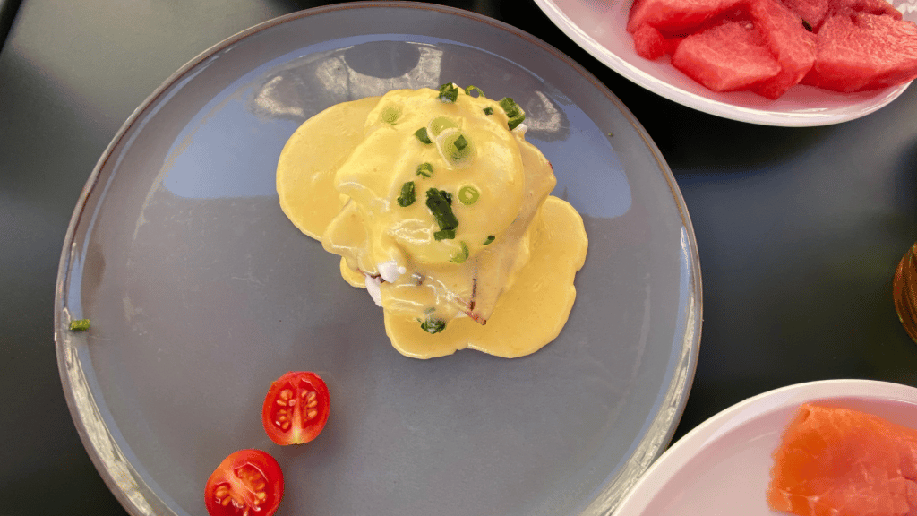 Eggs Benedict zum Fruehstueck