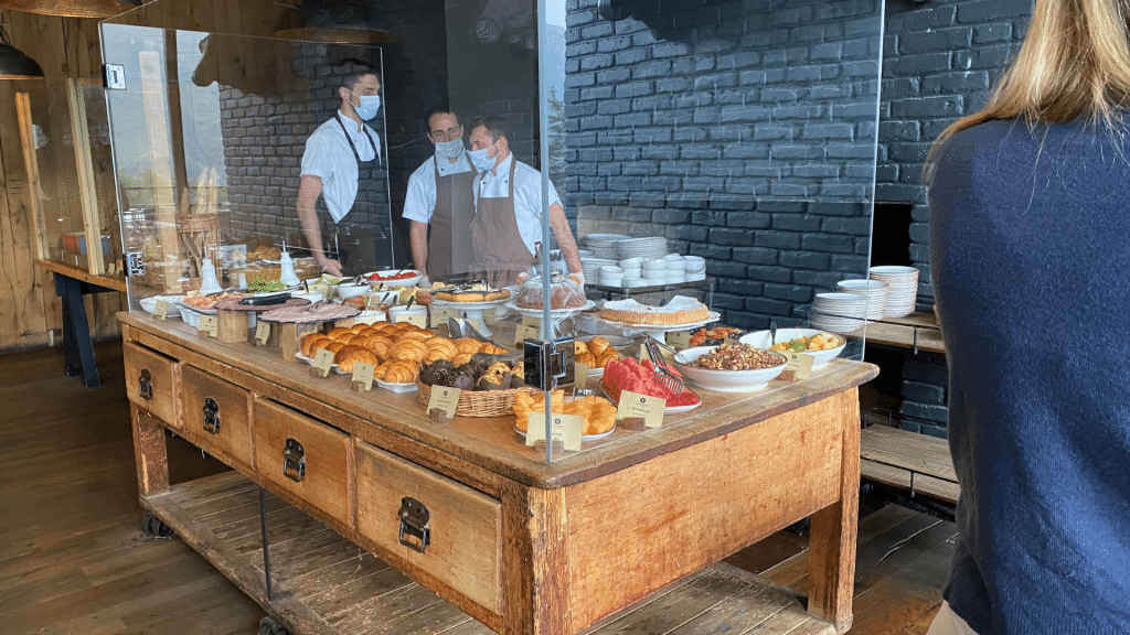 Fruehstuecksbuffet im Rooms Hotel Kazbegi
