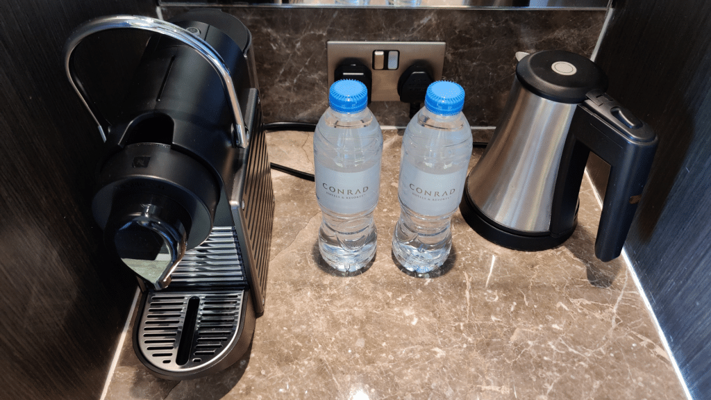Kaffeemaschine und Wasser 