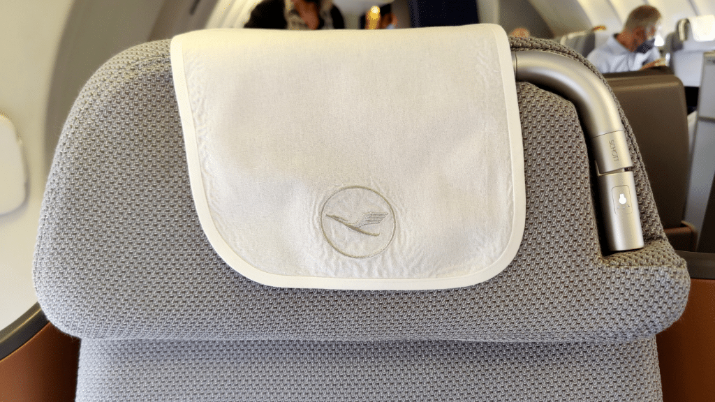 Kopfstütze mit Leselampe in der Lufthansa Business Class Boeing 747 400