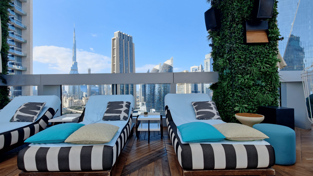Liegen mit Ausblick auf Dubais Skyline 