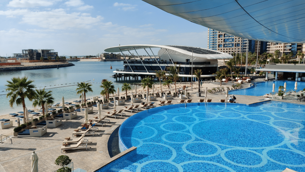 Poolarea im Conrad Abu Dhabi Etihad Towers 