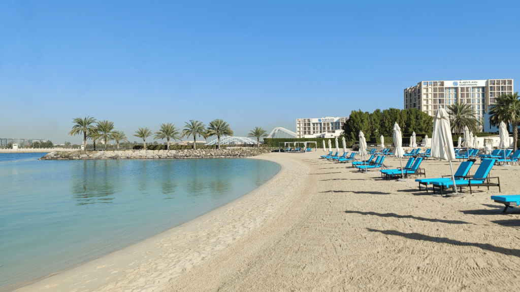 Sandstrand des Fairmont Bab Al Bahr Abu Dhabi