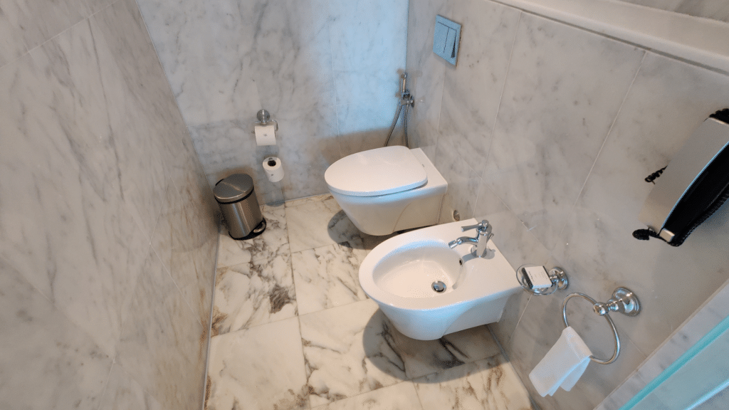 Toilette Und Bidet Im Badezimmer Des Deluxe Zimmer