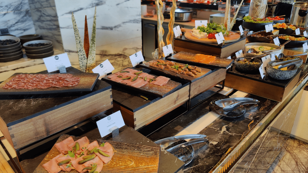 Wurstauswahl und Lachs beim Fruehstuecksbuffet 