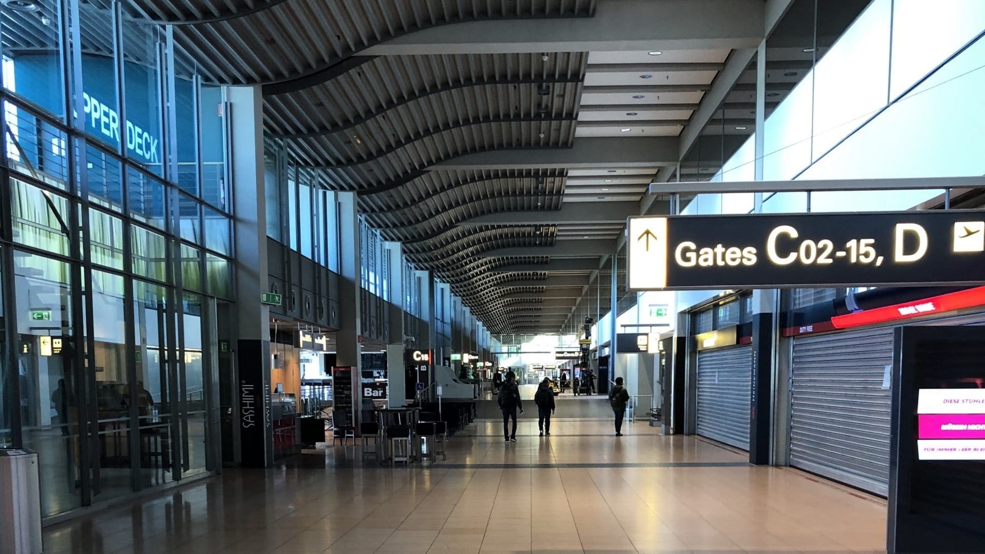 Coronavirus Abflughalle Flughafen Hamburg Cropped